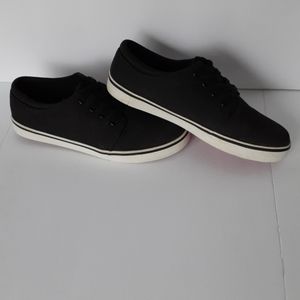 Cat & Jack  classic Finn , Kids casual slip resistant sneakers size 4